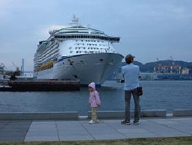 長崎港大型観光客船入出港風景を開きます。